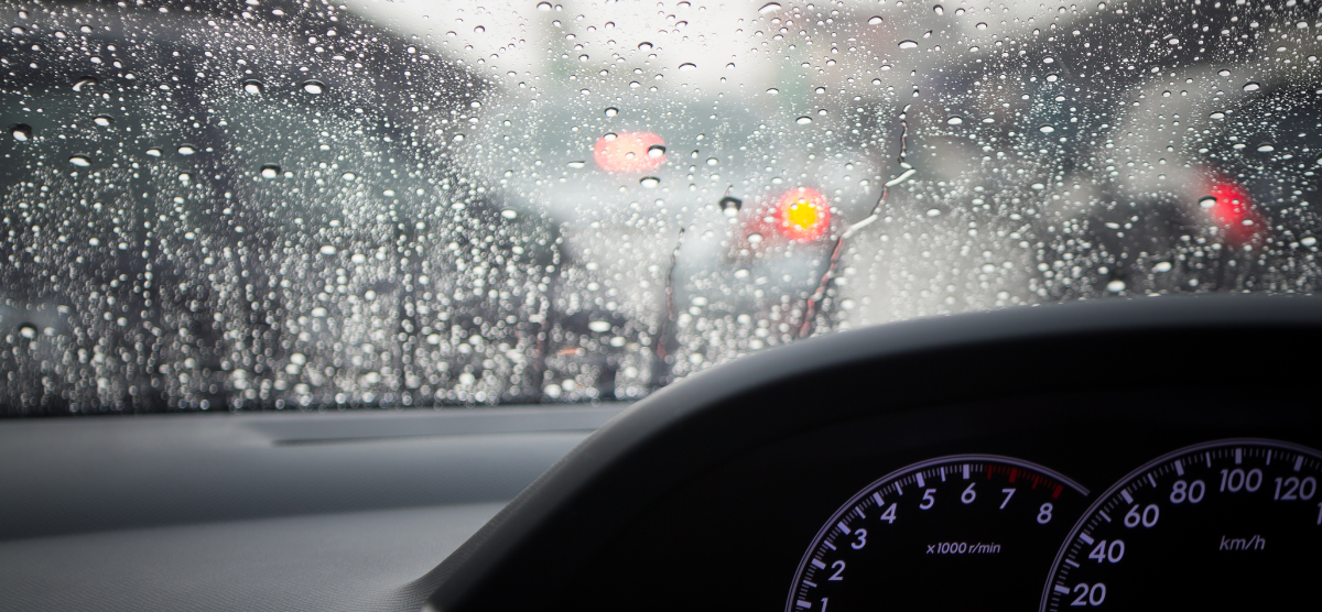 Saiba como dirigir com segurança durante chuva e enchentes