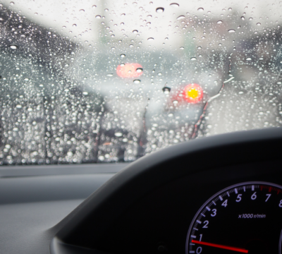 Saiba como dirigir com segurança durante chuva e enchentes